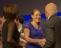 Direktor Prof. Dr. Lukas Rohr gratuliert den Gewinnern Frau Nadia Blatter und Frau Sarah Iseli. Es fehlt Marco Wälti.